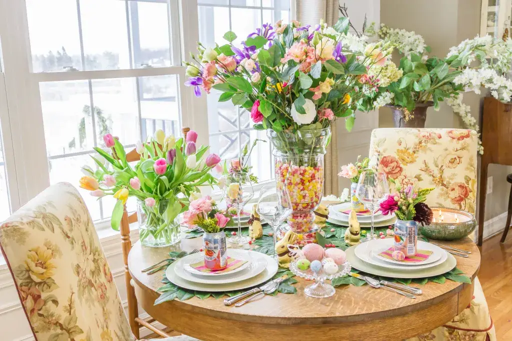 easter table setting ideas with spring flowers and colorful eggs