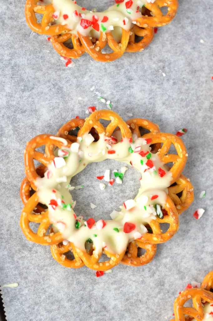 Easy Peppermint Pretzel for Christmas dessert recipes